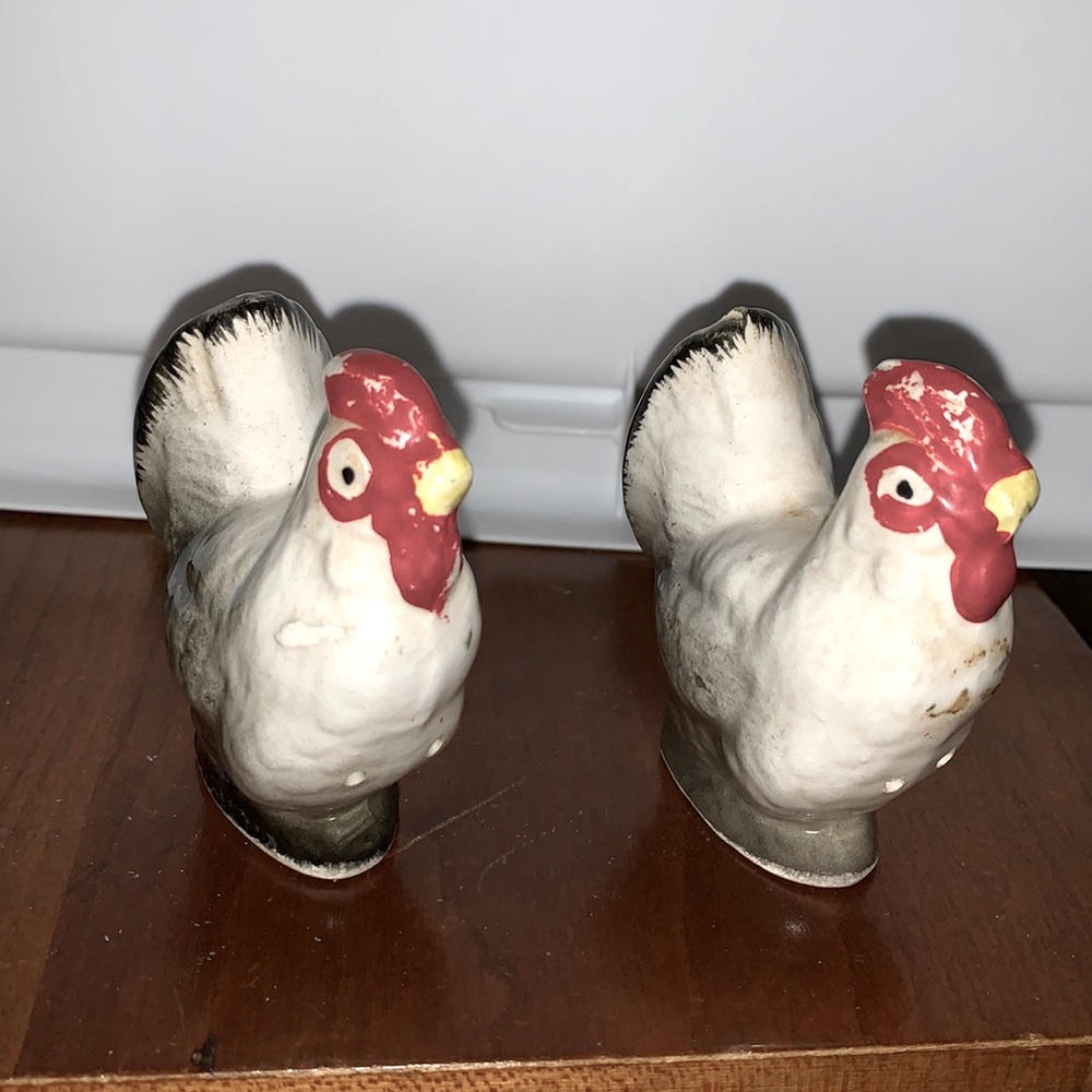 Pair of Roosters Shaker Set